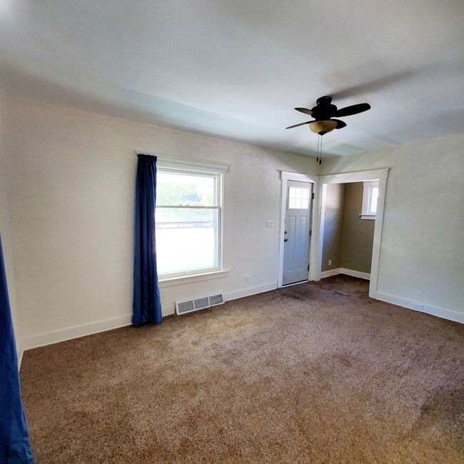 Building Photo - 327 Leslie St