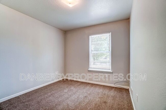 Building Photo - 3733 Willow Run Dr