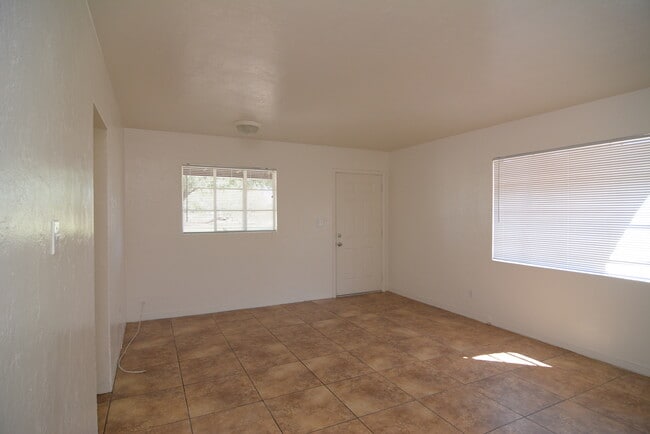 Building Photo - Updated 2 Bedroom 1 Bath Home! Great Centr...