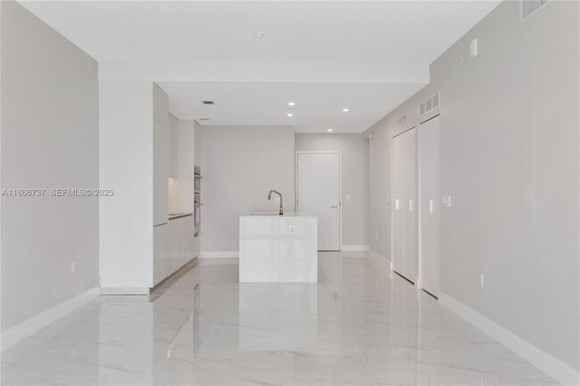 Building Photo - 700 NE 24th St