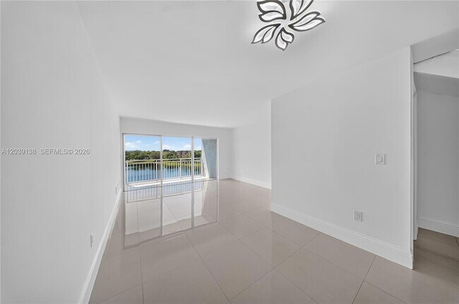Building Photo - 9351 Fontainebleau Blvd