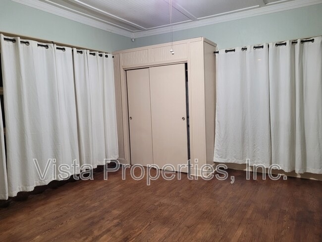 Building Photo - 1121 Elm St