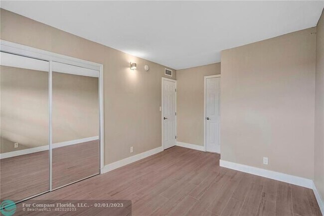 Building Photo - 3051 S Palm Aire Dr
