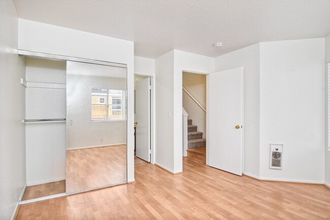 Building Photo - Cute 2 Bedroom Condo Steps Away from Endle...