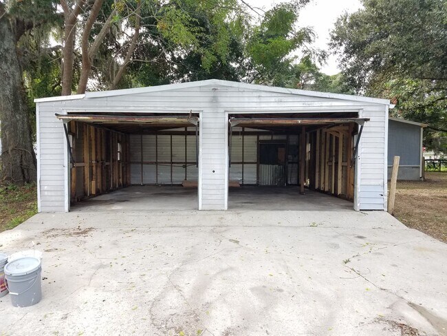 Building Photo - 3 Bed  2 Bath  2 Garage/Workshop and Fenced