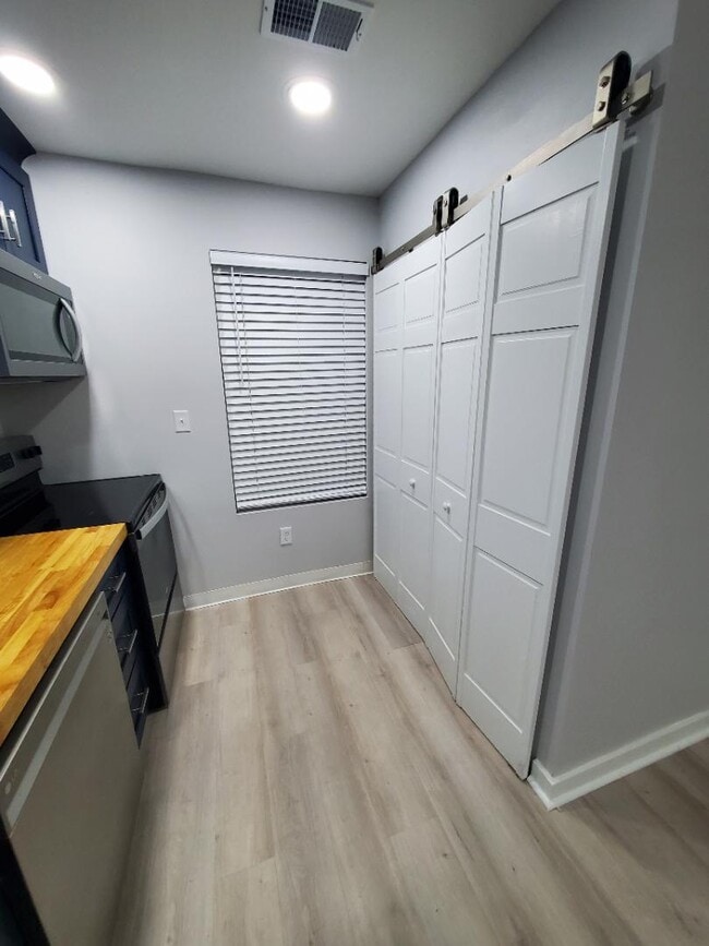 Building Photo - 294 Quick St