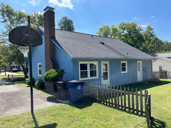 Building Photo - 1681 Village Pl