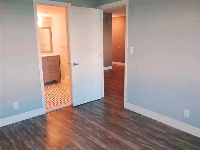 Building Photo - 12 NE 19th Ct