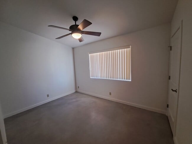 Building Photo - 4 bedroom!! Close to town, shopping and sc...