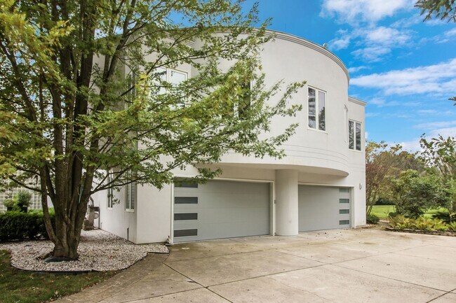 Building Photo - 21660 N Rainbow Rd