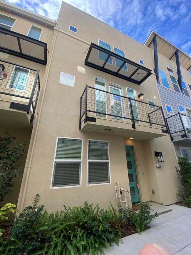 Building Photo - ALMOST NEW, SUPER CLEAN 2 BED, 2.5 BATHS, ...
