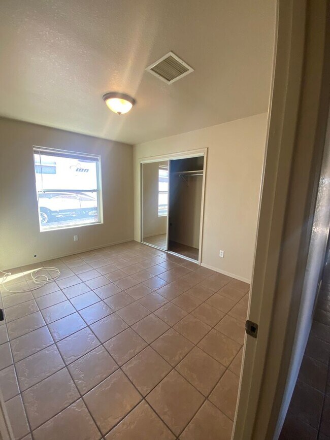 Building Photo - 4 Bedroom, 2 Bathroom House Available Now!