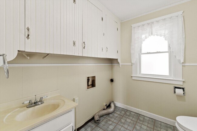 Building Photo - 164-162 Alsace St