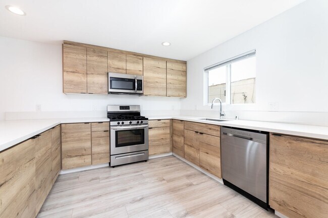 Building Photo - 5016 Pickford St