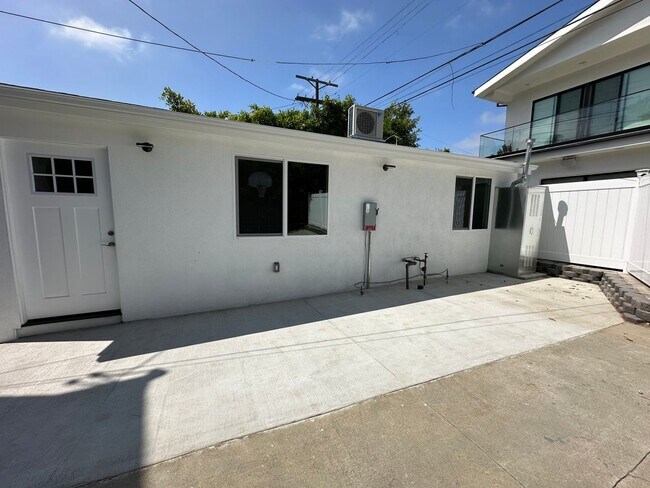 Building Photo - 1111 S Crest Dr