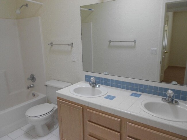 Building Photo - 4 Bedroom, 2.5 Bathroom! Lovely Home in Lo...