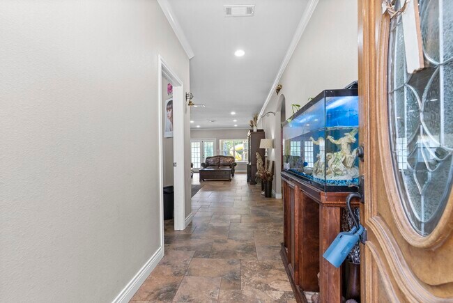 Building Photo - 631 Apache St