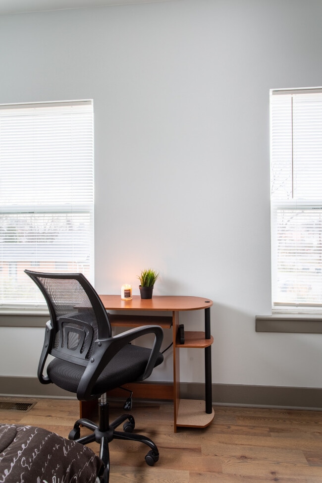 Building Photo - 1044 2nd Ave S