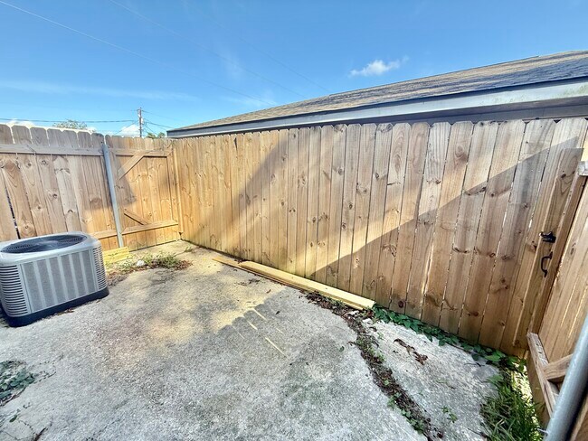 Building Photo - 1413 Central Ave