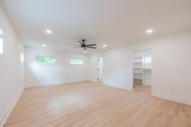 Building Photo - 2305 Laverne Ave