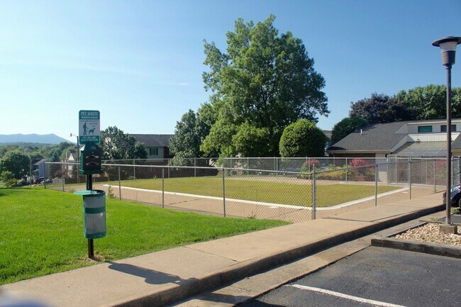 Building Photo - 1112 Blue Ridge Dr