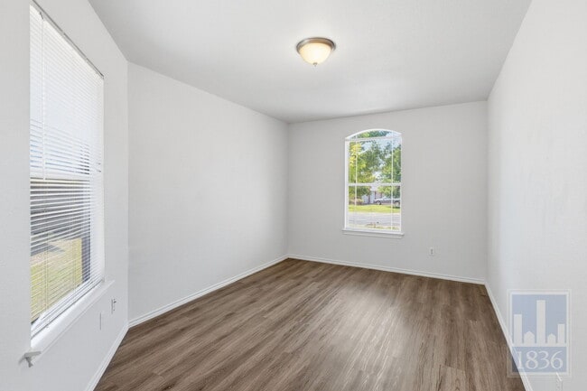 Building Photo - 228 Pearl Lake Dr