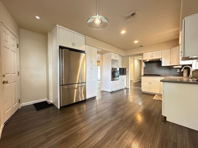 Building Photo - Upgraded Three Bedroom Duplex!