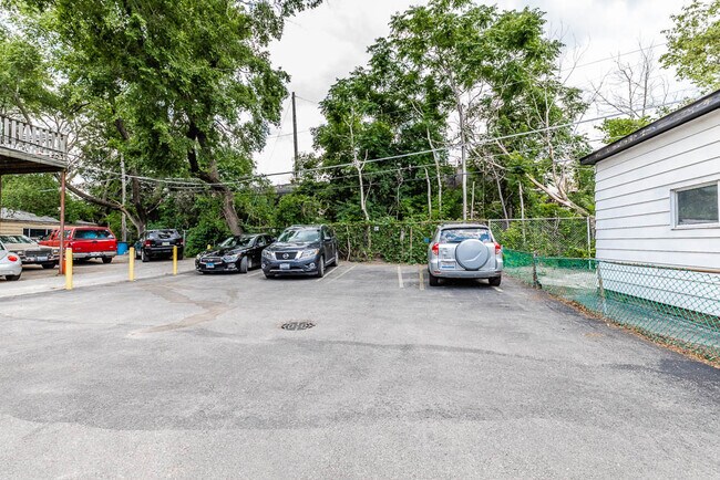 Building Photo - 5752 W Park Ave