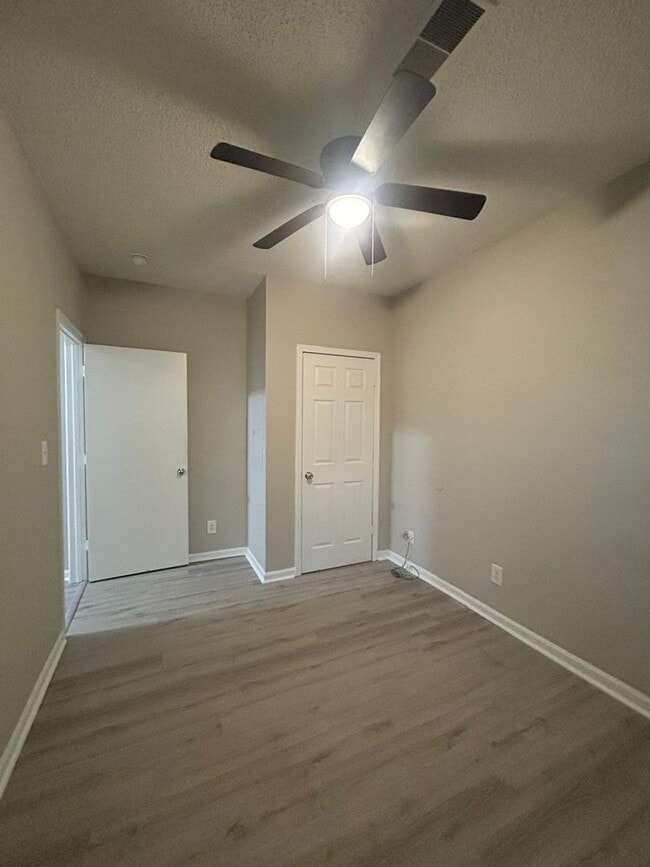 Building Photo - Fully Renovated Apartment Duplex Located in the Heart of Edgewood - 2227B