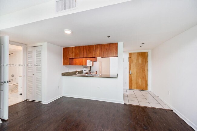 Building Photo - 1200 Brickell Bay Dr