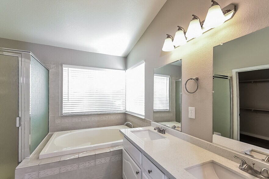 Building Photo - 7929 Dover Shores Ave