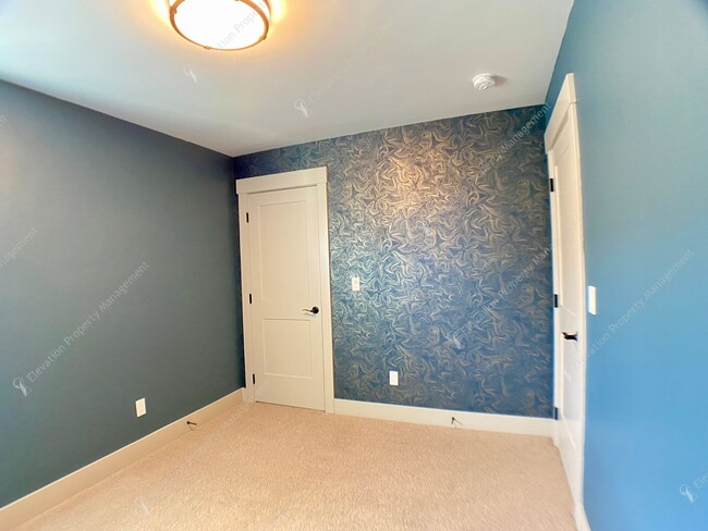 Building Photo - **First 30-Days Free** Luxurious 3BR - 3BA...