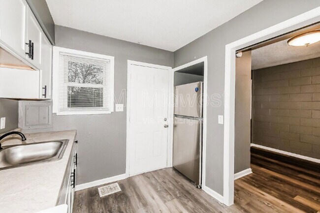 Building Photo - 6062 E 16th St