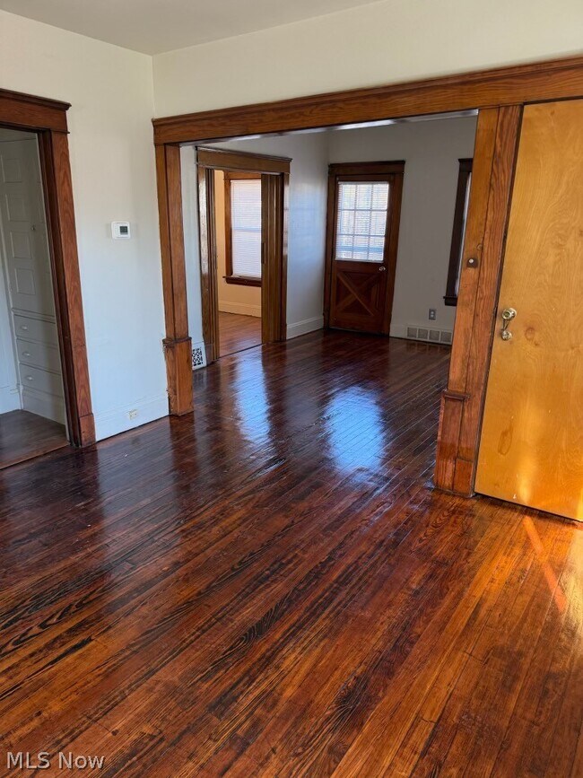 Building Photo - 14208 Kingsford Ave