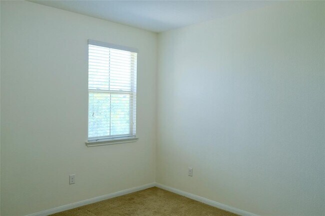 Building Photo - 2880 Donnell Dr