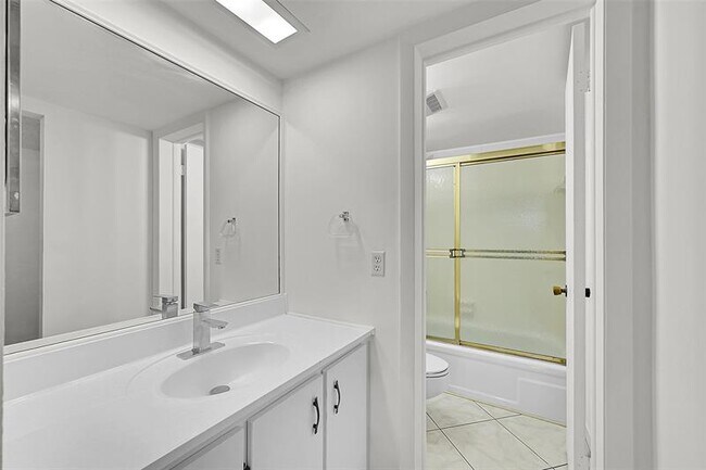 Building Photo - 2304 S Cypress Bend Dr