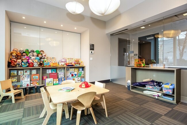 Building Photo - Corner studio with W/D in unit