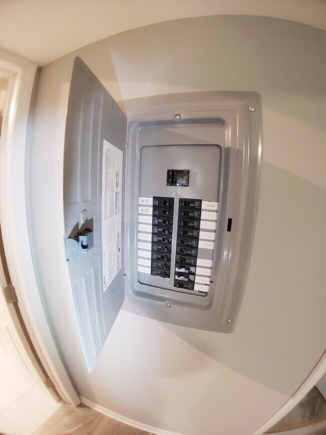 Building Photo - 5134 W Henderson St