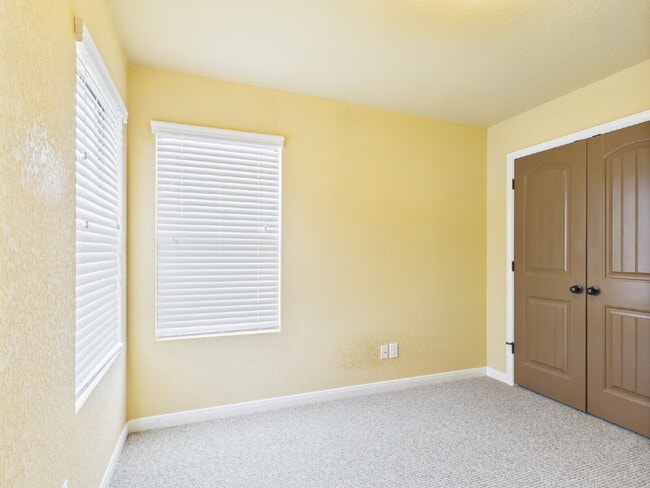 Building Photo - 3-Bedroom Retreat with 2.5 Baths in Freder...