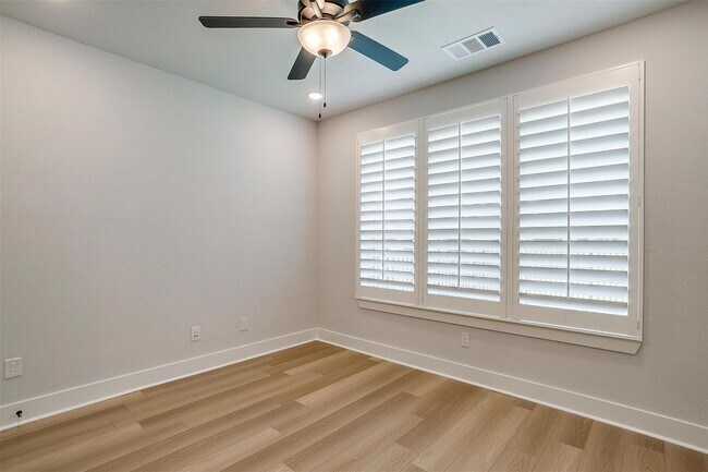 Building Photo - Stylish, Upgraded 3-bedroom, 2.5 bathroom ...