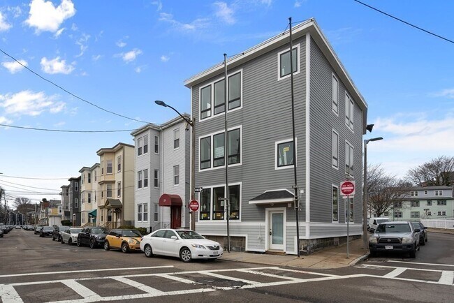 Building Photo - 17 Chestnut Ave