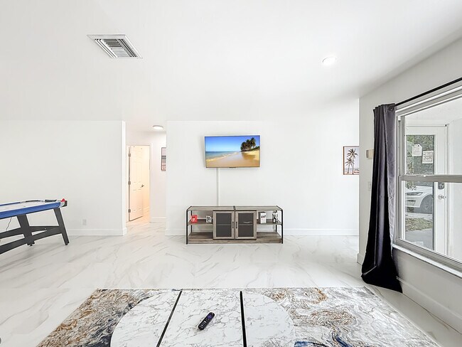 Building Photo - 635 Kingbird Cir