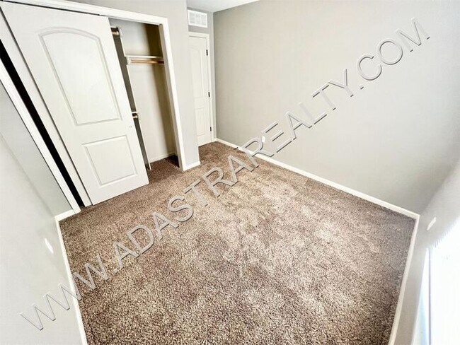 Building Photo - Beautiful and Spacious Olathe Townhome-Available in AUGUST!!!