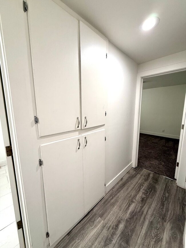 Building Photo - Stylish 2-Bed Tacoma Home