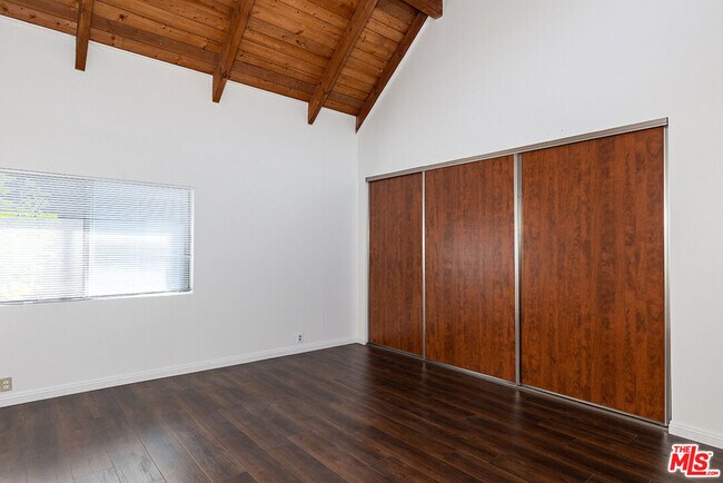 Building Photo - 449 W Duarte Rd