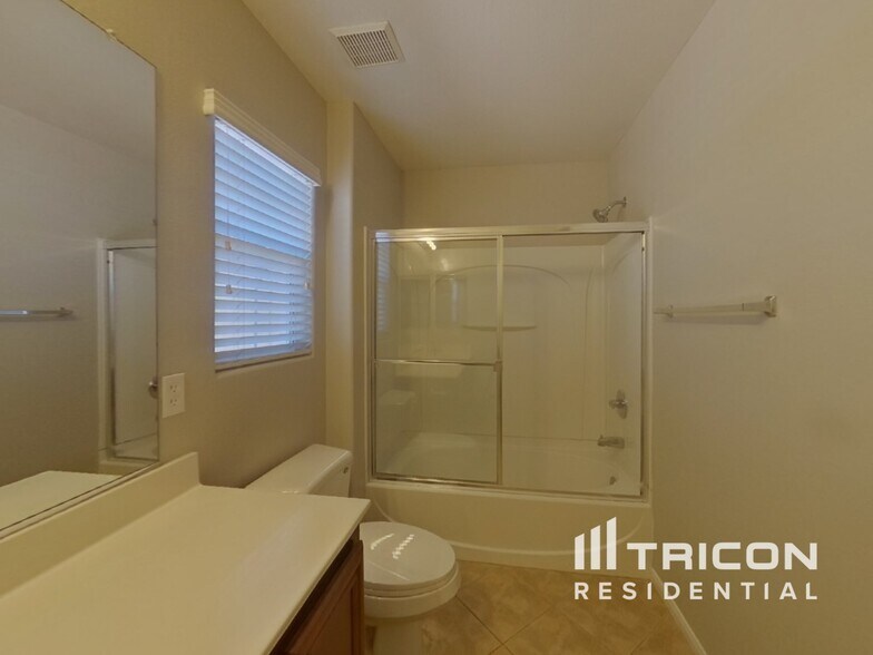 Building Photo - 2425 Cockatoo Dr