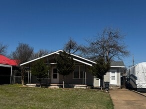 Building Photo - 909 NW Bell- Hot new listing!