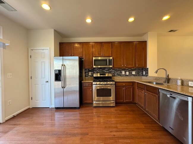 Building Photo - Gorgeous 3 Bed 3.5 Bath Interior Townhome In Powells Run Village