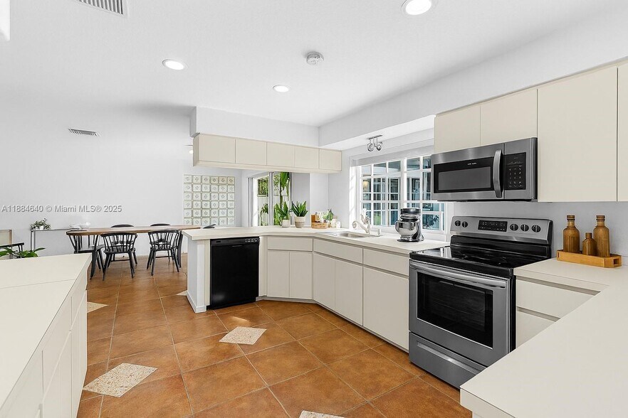 Building Photo - 1060 Capistrano