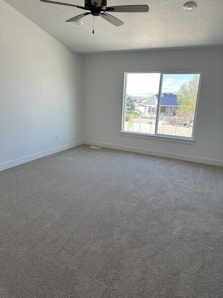 Building Photo - 1402 N Mdw Ln